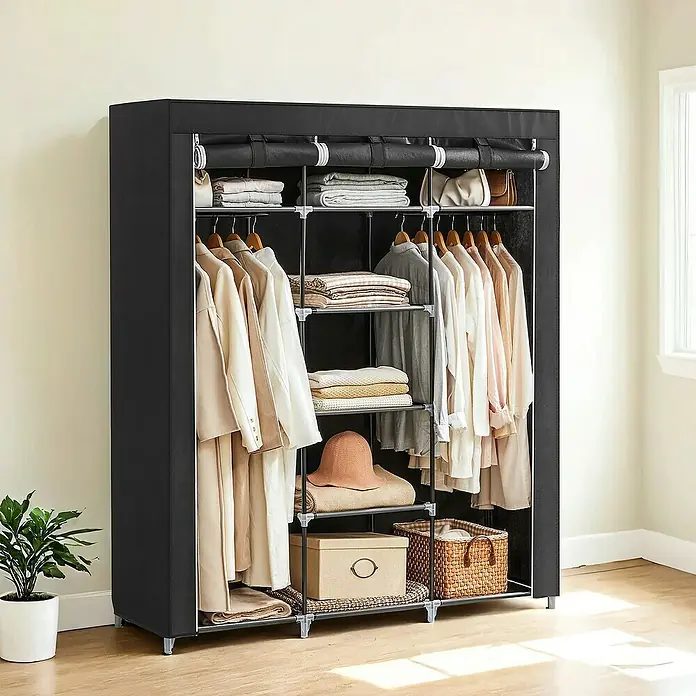 Textiler Kleiderschrank - L x B x H: 45 x 150 x 175 cm, Schwarz - Ein geräumiger, tragbarer Kleiderschrank aus schwarzem Stoff mit Regalen und Kleiderstangen bietet viel Stauraum für Kleidung und Accessoires.