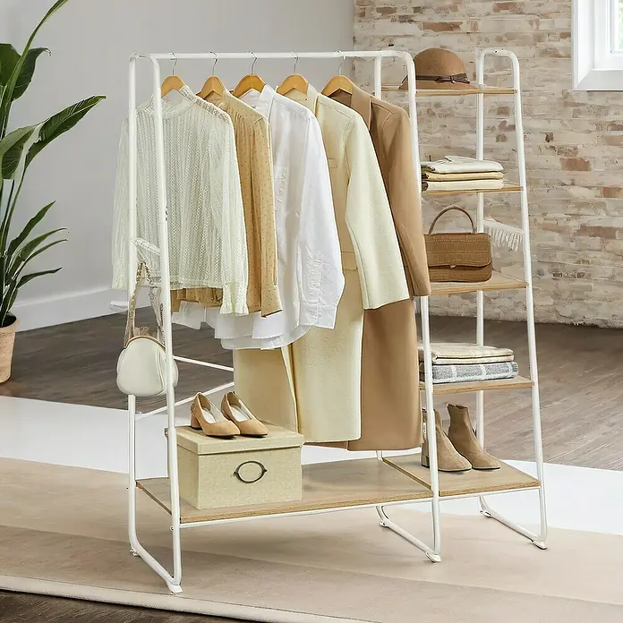 Garderobenständer - L x B x H: 45 x 120 x 160 cm, Anzahl Haken: 6 Stk., Weiß/Beige - Ein weißer Kleiderständer mit Ablagen präsentiert Kleidung, Schuhe und Accessoires in einem hellen Raum.