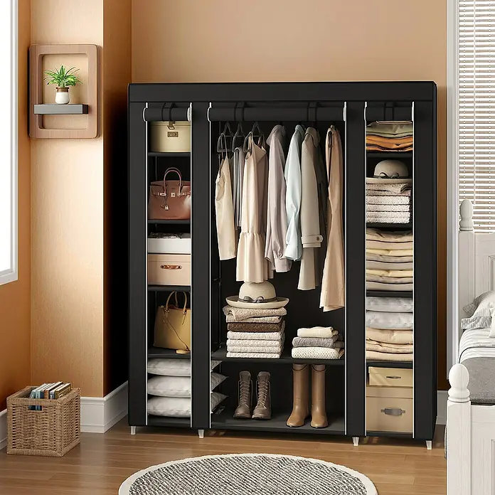 Textiler Kleiderschrank - L x B x H: 45 x 150 x 175 cm, Schwarz, Anzahl Fächer: 12 Stk. - Hier ist ein begehbarer Kleiderschrank mit einer schwarzen Stoffhülle und Regalen, die mit Kleidung und Accessoires gefüllt sind.