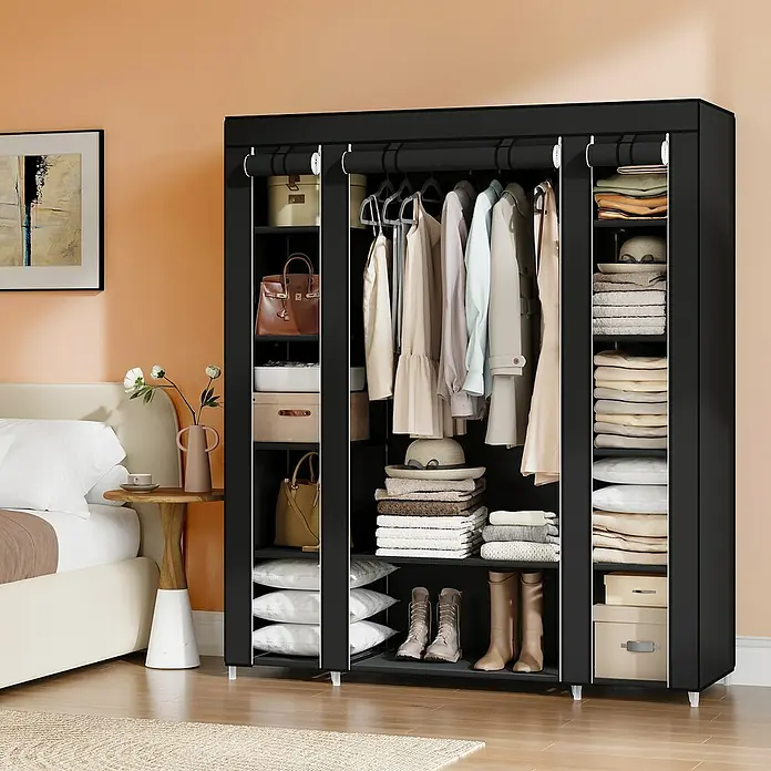 Textiler Kleiderschrank - L x B x H: 45 x 150 x 175 cm, Schwarz, Anzahl Fächer: 12 Stk. - Bild einer schwarzen tragbaren Garderobe mit Kleidung und Ablagefächern in einem Schlafzimmer.