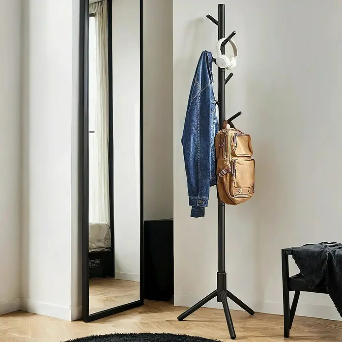 Garderobenständer - B x H: 47 cm x 175 mm, Anzahl Haken: 8 Stk., Schwarz - Dieser Flur zeigt einen modernen schwarzen Garderobenständer mit Jacke, Rucksack und Kopfhörern, neben einem Spiegel.