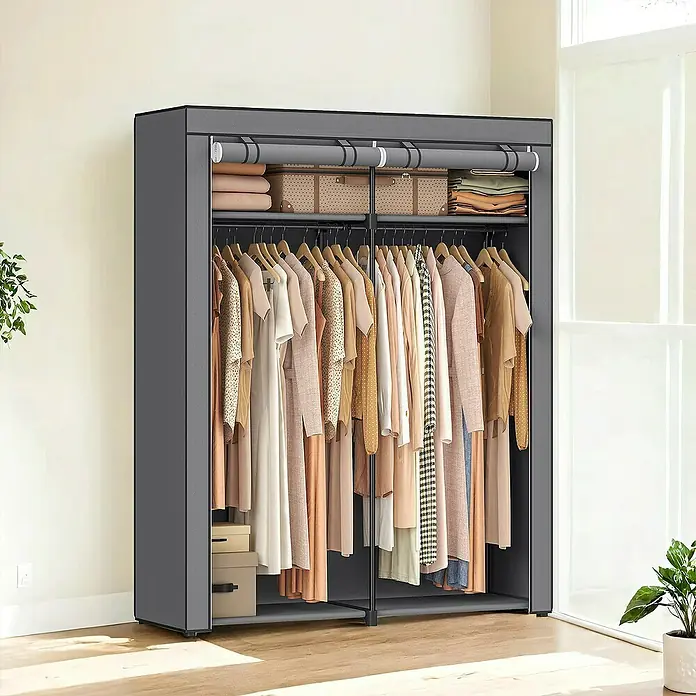 Textiler Kleiderschrank - L x B x H: 43 x 140 x 174 cm, Grau - Aufnahme eines grauen Stoffschranks voller Kleidung, mit Ablagefächern oben und unten, in einem hellen Raum.