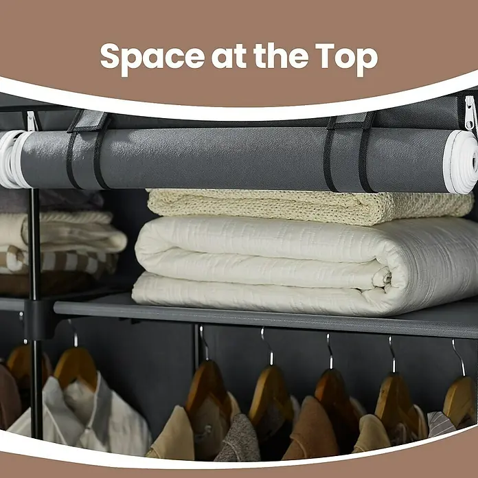 Textiler Kleiderschrank - L x B x H: 43 x 140 x 174 cm, Grau - Detailaufnahme eines Schranks mit Kleidung, gefalteten Decken und Platz oben zur Aufbewahrung.