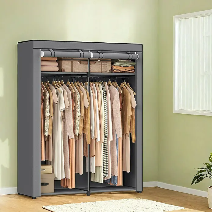 Textiler Kleiderschrank - L x B x H: 43 x 140 x 174 cm, Grau - Bild eines grauen, tragbaren Kleiderschranks mit Kleidung, Fächern und Stauraum in einem Raum mit Holzboden.
