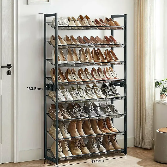 Schuhregal - L x B x H: 30,7 x 92,5 x 163,5 cm, Grau, Anzahl Fächer: 8 Stk. - Bild eines Schuhregals mit mehreren Ebenen, gefüllt mit verschiedenen Schuhen. Das Regal steht neben einer Tür und einem Fenster.