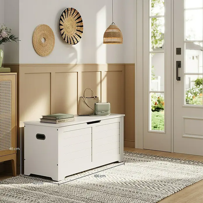 Truhe - L x B x H: 40 x 100 x 46 cm, Weiß - Eine weiße Truhe mit den Maßen 100 cm Länge, 40 cm Breite und 46 cm Höhe im Flur. Ideal zur Aufbewahrung.