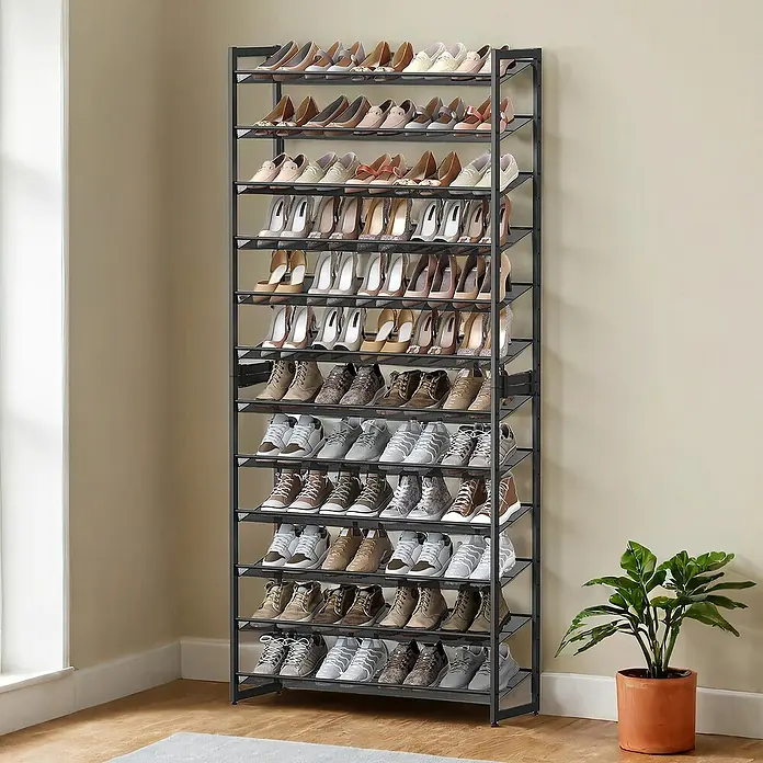 Schuhregal - L x B x H: 30,7 x 92,5 x 223 cm, Schwarz - Eine große Schuhaufbewahrung mit zahlreichen Schuhen in einem Raum.