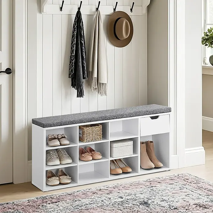 Schuhbank mit Schublade - 30 x 104 x 48 cm, Weiß/Grau - Elegante Schuhbank mit grauem Sitzkissen, praktischen Fächern und Schublade zur stilvollen Aufbewahrung von Schuhen und Accessoires im Flur.