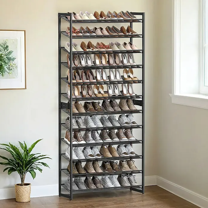 Schuhregal - L x B x H: 30,7 x 92,5 x 223 cm, Schwarz - Bild eines hohen Schuhregals mit zahlreichen Schuhen in verschiedenen Farben und Stilen, das eine praktische Aufbewahrungslösung bietet.