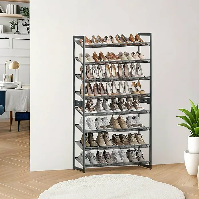 Schuhregal - L x B x H: 30,7 x 92,5 x 163,5 cm, Grau, Anzahl Fächer: 8 Stk. - Ein graues Schuhregal mit mehreren Ablagen, gefüllt mit verschiedenen Schuhen, steht in einem hellen Raum.