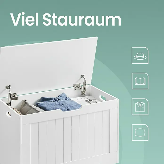 Truhe - L x B x H: 40 x 76 x 48 cm, Weiß - Bild eines weißen Stauraummöbels mit geöffnetem Deckel, das mit Kleidung und Zeitschriften gefüllt ist, im Fokus. Praktischer Organizer.