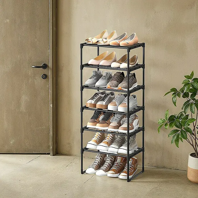 Schuhregal - L x B x H: 30 x 45 x 106 cm, Schwarz - Schuhregal mit sechs Etagen, gefüllt mit verschiedenen Schuhen, neben einer Tür und einer Zimmerpflanze.