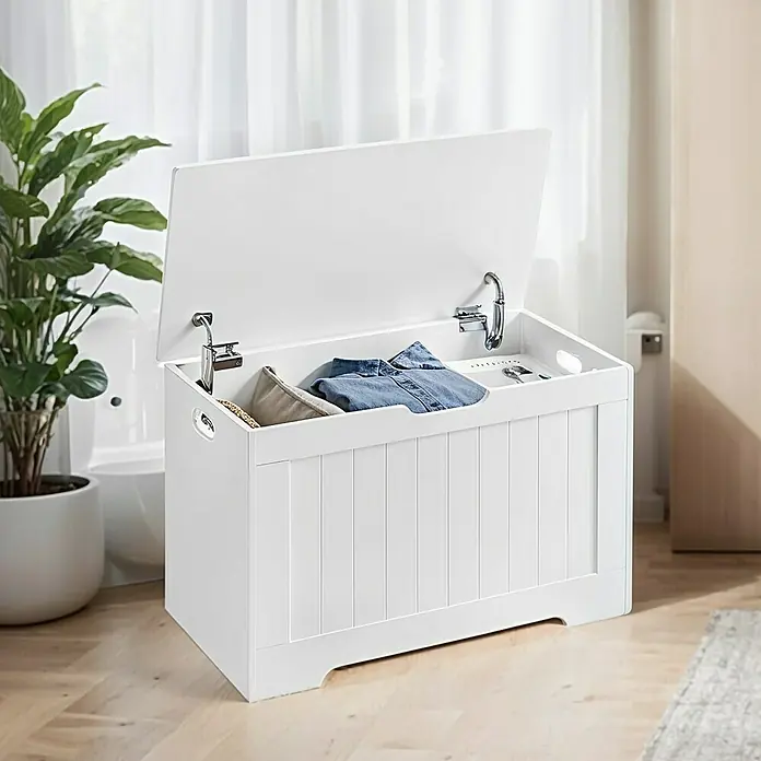 Truhe - L x B x H: 40 x 76 x 48 cm, Weiß - Weißer Spielzeugtruhe mit aufklappbarem Deckel, gefüllt mit Kleidung, im hellen Raum. Praktische und stilvolle Aufbewahrungslösung.