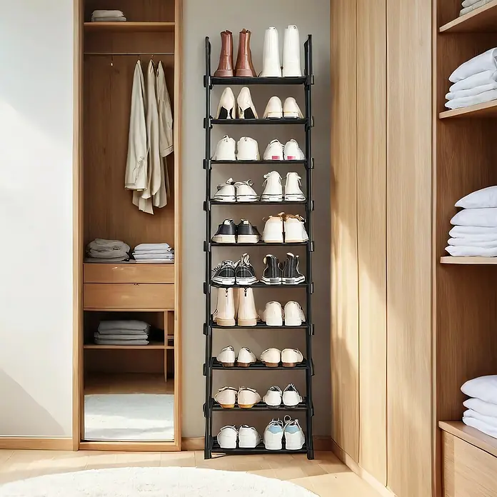 Schuhregal - L x B x H: 30 x 45 x 174 cm, Schwarz - Schuhregal mit zehn Ebenen, gefüllt mit verschiedenen Schuhen, neben einem offenen Kleiderschrank.