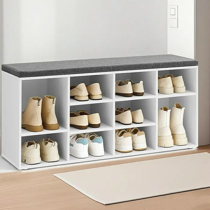 Schuhbank - 30 x 104 x 48 cm, Weiß/Grau - Schuhregalbank mit gepolsterter Sitzfläche und verschiedenen Schuhen darauf, ideal für die Aufbewahrung und als Sitzgelegenheit.
