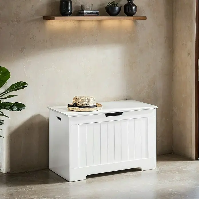 Truhe - L x B x H: 40 x 76 x 48 cm, Weiß - Ein weißer Holzschrank mit einer Strohhut-Dekoration, der zusätzlichen Stauraum und einen Hauch von rustikalem Charme bietet.