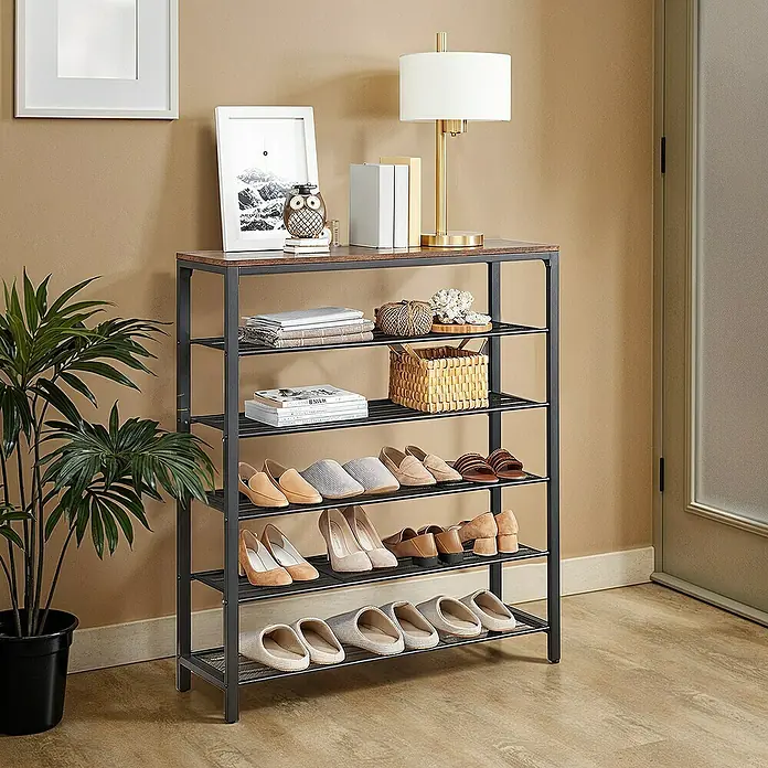 Schuhregal - L x B x H: 30 x 100 x 110 cm, Braun/Schwarz - Schuhregal mit fünf Ablagen und diversen Gegenständen. Perfekt für eine ordentliche Aufbewahrung von Schuhen und Deko im Flur.