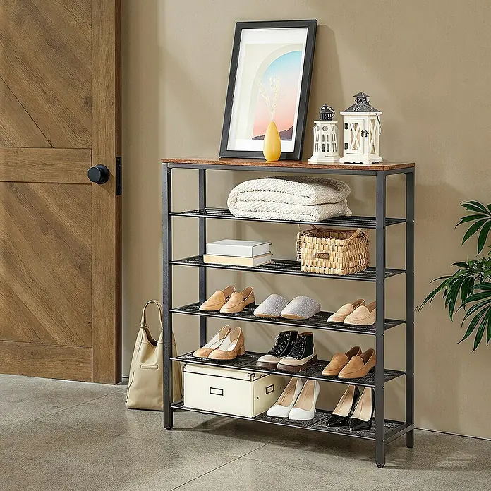 Schuhregal - L x B x H: 30 x 100 x 110 cm, Braun/Schwarz - Bild eines Schuhregals mit fünf Ablagen und Gegenständen wie Schuhen, einer Decke und Dekoration.
