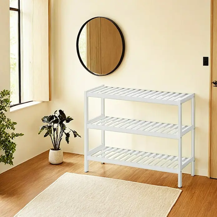 Schuhregal - L x B x H: 26 x 70 x 55,2 cm, Weiß - Elegantes weißes Schuhregal mit drei Ablagen, ideal für die Organisation von Schuhen im Flur oder Eingangsbereich. Praktisch und stilvoll.