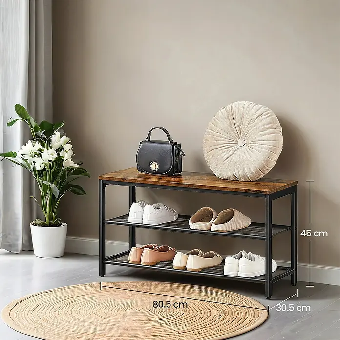Schuhregal - L x B x H: 40 x 80 x 44,5 cm, Braun/Schwarz - Ein Schuhregal mit drei Ebenen. Auf der obersten Ablage befinden sich eine Handtasche und ein Kissen. Im Regal stehen Schuhe und Hausschuhe.