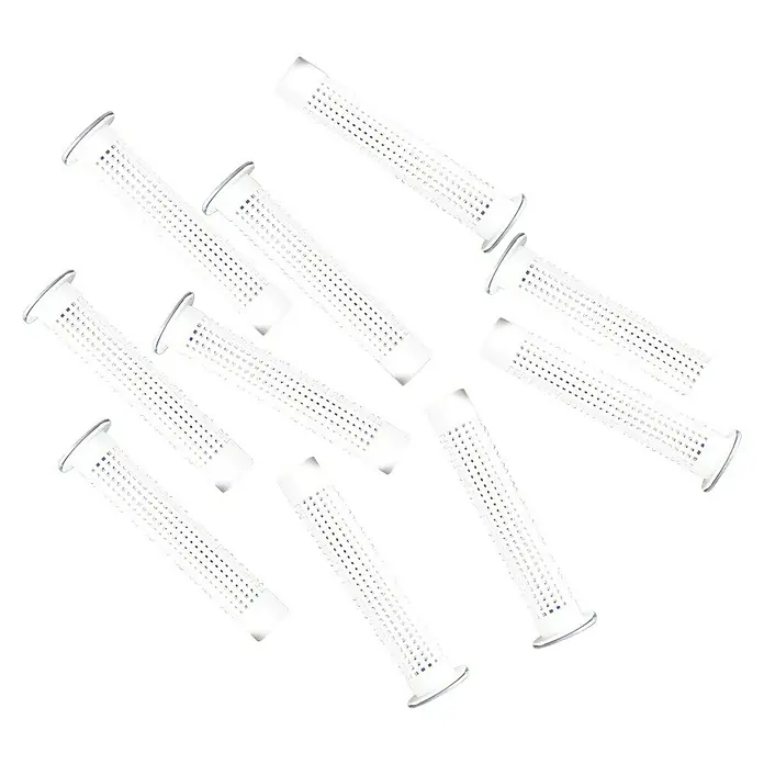Quilosa Taco perforado - 10 ud. - Una colección de cestas de filtro de piscina blancas sobre un fondo negro. Ideal para prefiltrar y proteger la bomba de los residuos.