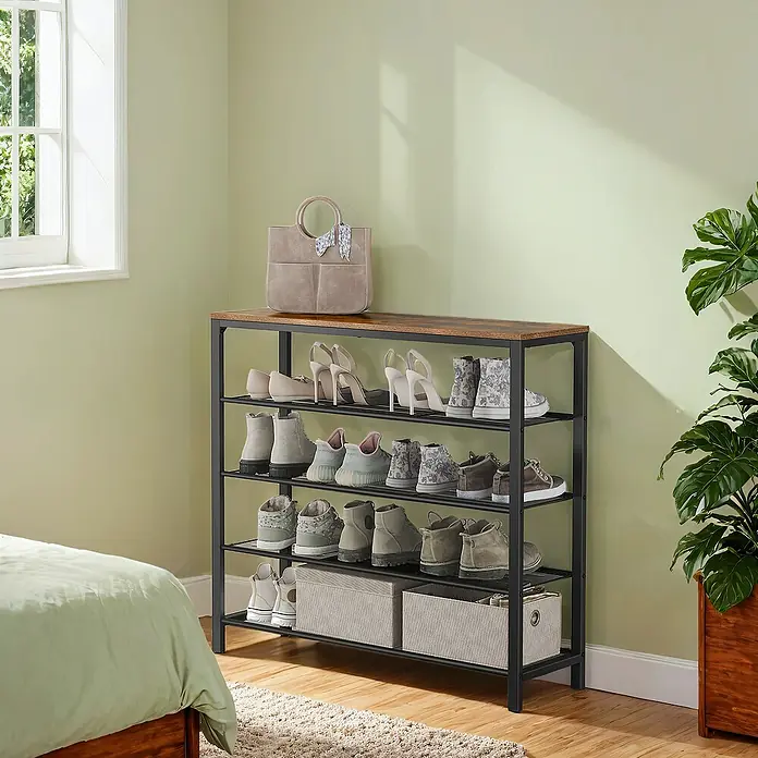 Schuhregal - L x B x H: 30 x 100 x 92,5 cm, Braun, Schwarz - Schuhregal mit vier Ebenen und Holztischplatte, gefüllt mit Schuhen und Taschen, neben einer Fensterbank.