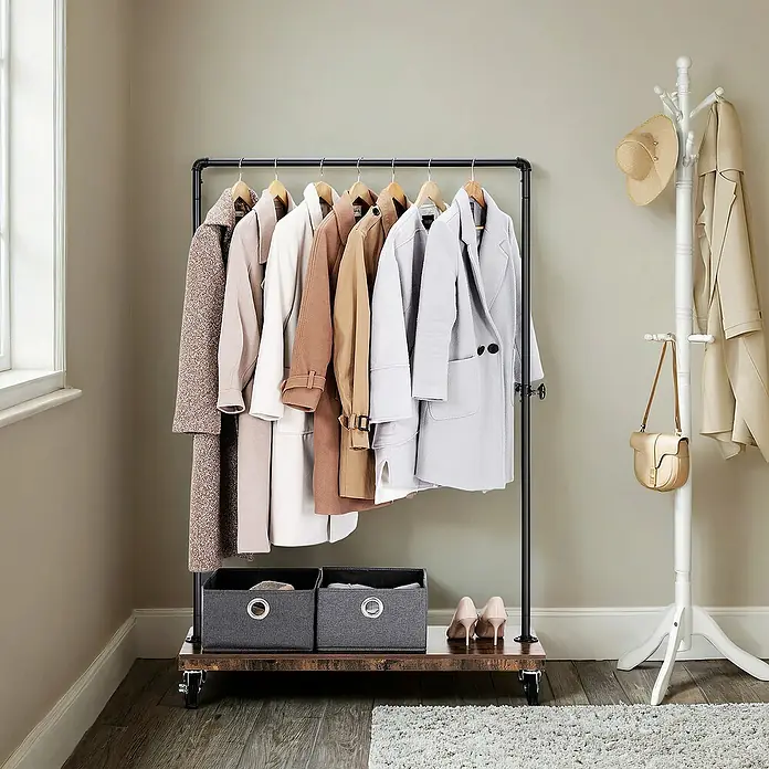 Kleiderwagen - L x B x H: 40 x 103,5 x 162 cm, Braun/Schwarz - Eine Garderobenstange mit mehreren Mänteln in verschiedenen Farben, zwei Aufbewahrungsboxen und Schuhen.
