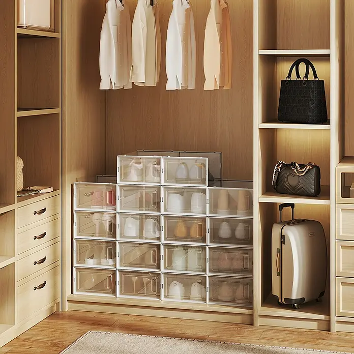 Schuhbox - L x B x H: 23,2 x 33,5 x 14,3 cm, Kunststoff, Weiß/Transparent, 18 Stk. - Ein begehbarer Kleiderschrank mit Schuhaufbewahrungsboxen, Handtaschen und Kleidungsstücken. Das Produkt ist eine transparente Schuhaufbewahrungsbox.