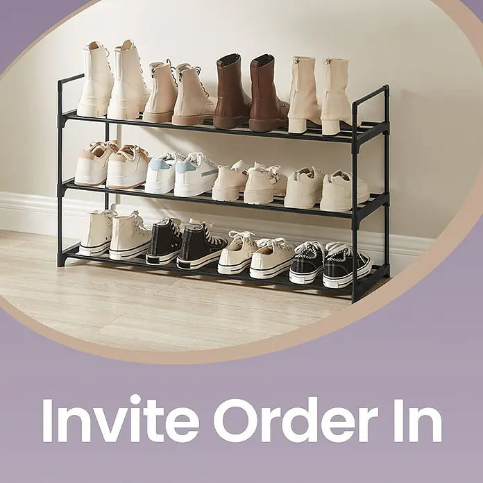 Schuhregal - L x B x H: 30 mm x 92 mm x 54 cm, Schwarz - Ein Schuhregal mit drei Ebenen voller Schuhe in verschiedenen Stilen und Farben, das Ordnung in Ihren Raum bringt.