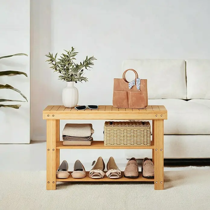 Schuhregal - L x B x H: 70,1 x 28,7 x 45,3 cm, Braun - Diese Aufnahme zeigt eine stilvolle Schuhbank aus Holz mit zwei Ablagen, auf denen Schuhe und Accessoires platziert sind, die das natürliche Design hervorheben.