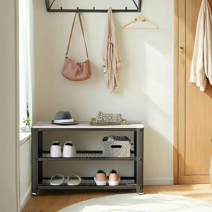 Schuhregal - L x B x H: 30 x 73 x 45 cm, Grau/Schwarz - Flur-Szene mit einem schwarzen Schuhregal mit drei Ablagen, das Schuhe, Hüte und eine Aufbewahrungsbox präsentiert.