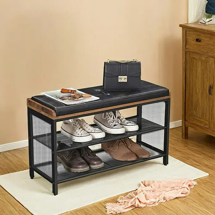 Schuhbank - L x B x H: 30 x 80 x 48 cm, Braun/Schwarz - Schuhbank mit gepolsterter Sitzfläche und zwei Ablagen für Schuhe, auf einem Teppich platziert.