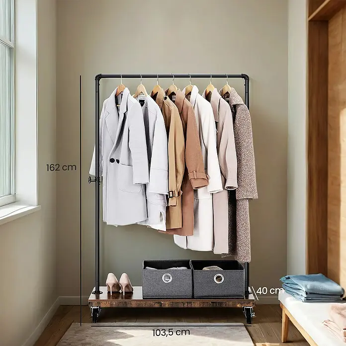 Kleiderwagen - L x B x H: 40 x 103,5 x 162 cm, Braun/Schwarz - Eine Kleiderstange mit mehreren Mänteln, zwei grauen Aufbewahrungsboxen und Maßangaben für Höhe und Breite.