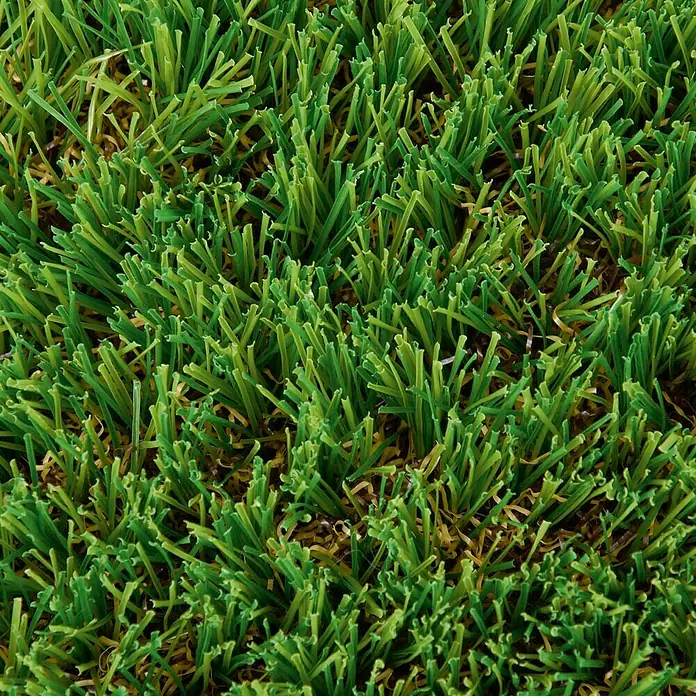Césped artificial Paraíso - 5 x 1 m, Altura del pelo: 40 mm, 18.900 puntadas/m² - Primer plano de césped artificial con hojas verdes y base marrón, ideal para jardines y terrazas.