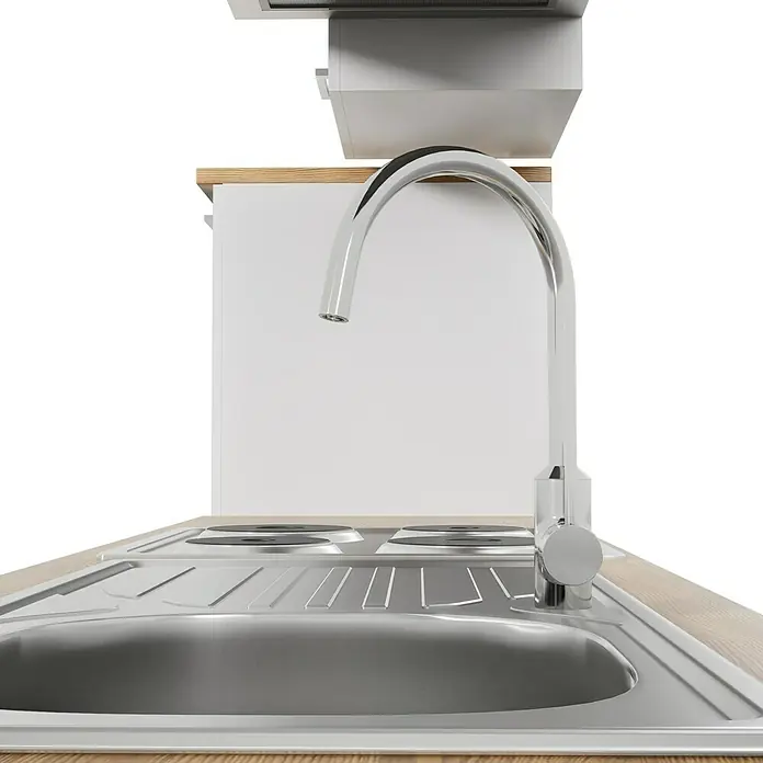 Respekta Küchenzeile Malia - Breite: 270 cm, Weiß, Mit Elektrogeräten, Dekor Arbeitsplatte: Holzoptik, Volumen Backofen: 58 l - Nahaufnahme einer Edelstahlspüle mit Wasserhahn und Kochfeld in einer modernen Küche.