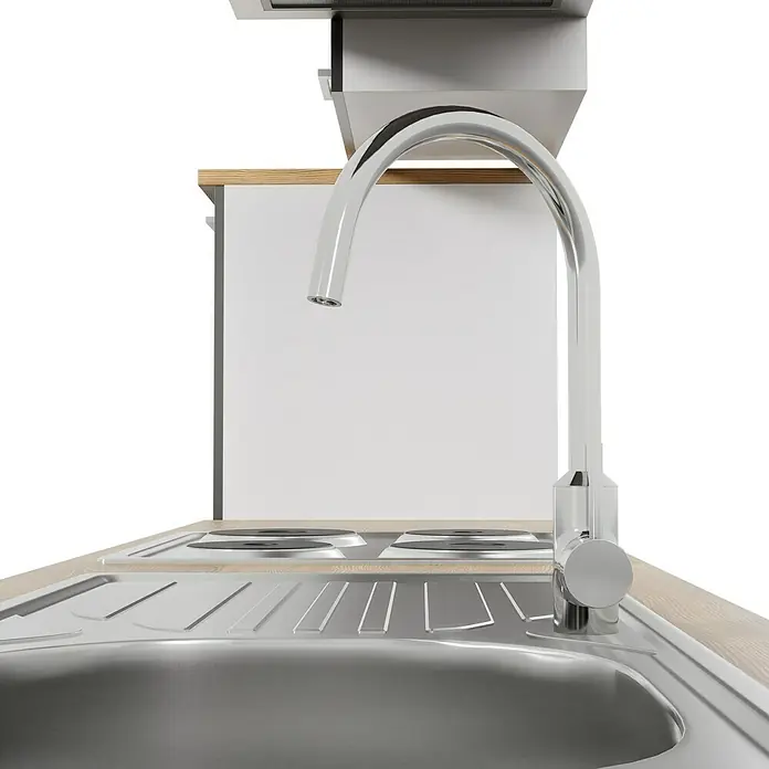 Respekta Küchenzeile Malia - Breite: 280 cm, Grau, Mit Elektrogeräten, Dekor Arbeitsplatte: Holzoptik, Volumen Backofen: 58 l - Nahaufnahme einer Edelstahlspüle mit einem eleganten, verchromten Wasserhahn, der sich vor einem klaren, weißen Hintergrund abhebt.