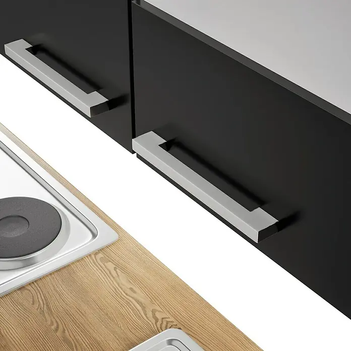 Respekta Küchenzeile Malia - Breite: 280 cm, Schwarz, Mit Elektrogeräten, Dekor Arbeitsplatte: Holzoptik, Volumen Backofen: 58 l - Detaillierte Aufnahme einer modernen Küche mit dunklen Schränken und eleganten, silbernen Griffen über einer hölzernen Arbeitsfläche.