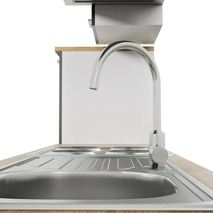 Respekta Küchenzeile Malia - Breite: 270 cm, Grau, Mit Elektrogeräten, Dekor Arbeitsplatte: Holzoptik, Volumen Backofen: 58 l - Nahaufnahme einer Küchenspüle mit Armatur und Kochfeld. Das glänzende Metall und das helle Design prägen das Bild.