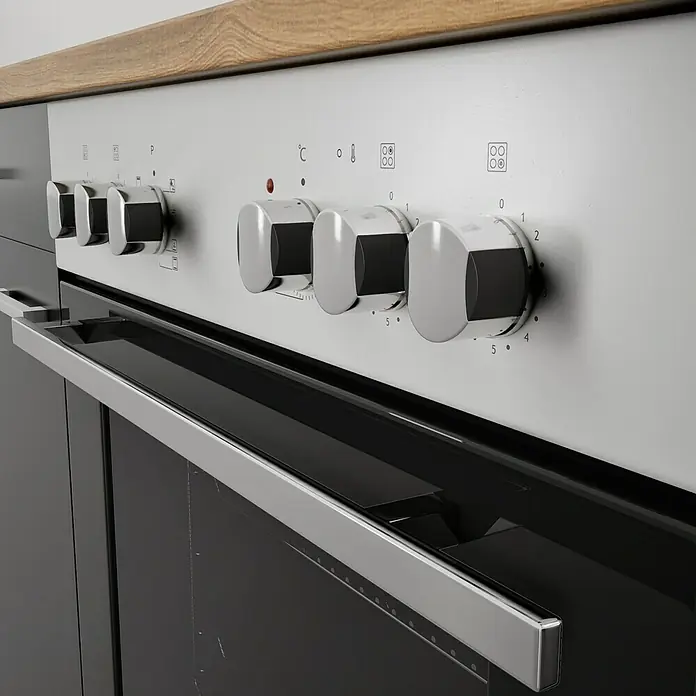 Respekta Küchenzeile Malia - Breite: 280 cm, Schwarz, Mit Elektrogeräten, Dekor Arbeitsplatte: Holzoptik, Volumen Backofen: 58 l - Nahaufnahme eines modernen schwarzen Ofens mit silbernen Knöpfen und Griff, eingebaut in eine Holzarbeitsplatte.