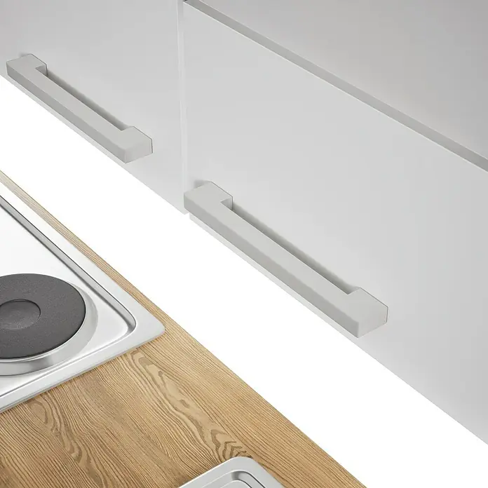 Respekta Küchenzeile Malia - Breite: 280 cm, Weiß, Mit Elektrogeräten, Dekor Arbeitsplatte: Holzoptik, Volumen Backofen: 58 l - Eine Nahaufnahme von weißen Küchenschränken mit grauen Griffen und einer Spüle in einer modernen Küche.