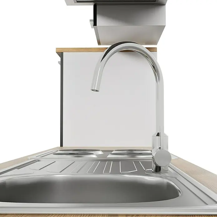 Respekta Küchenzeile Malia - Breite: 270 cm, Schwarz, Mit Elektrogeräten, Dekor Arbeitsplatte: Holzoptik, Volumen Backofen: 58 l - Nahaufnahme einer modernen Spüle mit Wasserhahn und Kochfeld. Die Spüle ist aus Edelstahl, der Wasserhahn glänzend chrom.