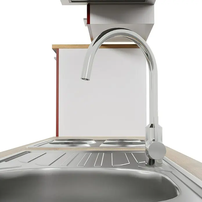 Respekta Küchenzeile Malia - Breite: 280 cm, Rot, Mit Elektrogeräten, Dekor Arbeitsplatte: Holzoptik, Volumen Backofen: 58 l - Nahaufnahme einer modernen Spüle mit Chromarmatur, die in einer Küche installiert ist. Das Becken glänzt, während der Wasserhahn elegant hervorsticht.