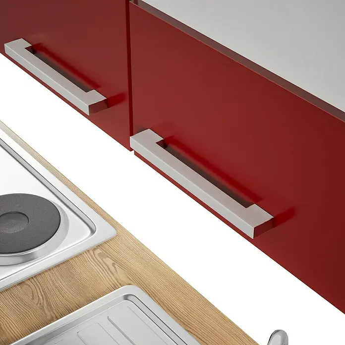 Respekta Küchenzeile Malia - Breite: 270 cm, Rot, Mit Elektrogeräten, Dekor Arbeitsplatte: Holzoptik, Volumen Backofen: 58 l - Ein hochaufragendes Bild von roten Küchenschränken mit modernen, silbernen Griffen über einer hölzernen Arbeitsplatte mit Spüle und Herd.