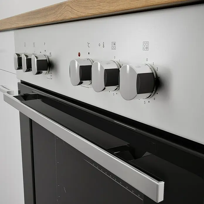 Respekta Küchenzeile Malia - Breite: 270 cm, Weiß, Mit Elektrogeräten, Dekor Arbeitsplatte: Holzoptik, Volumen Backofen: 58 l - Nahaufnahme eines silberfarbenen Backofens mit Bedienknöpfen und einem Griff.