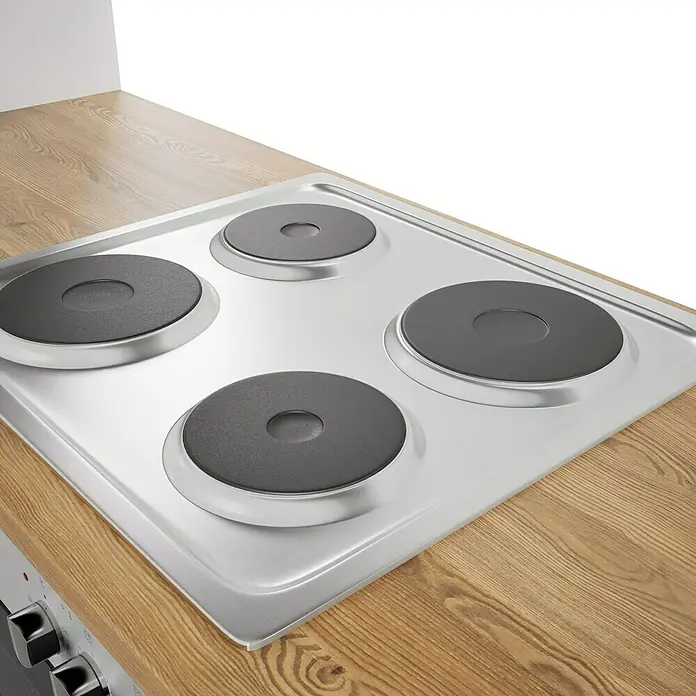 Respekta Küchenzeile Malia - Breite: 280 cm, Rot, Mit Elektrogeräten, Dekor Arbeitsplatte: Holzoptik, Volumen Backofen: 58 l - Nahaufnahme eines modernen Elektroherds mit vier Kochfeldern aus Edelstahl, eingebettet in eine hölzerne Arbeitsplatte.