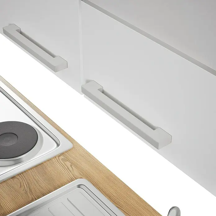 Respekta Küchenzeile Malia - Breite: 270 cm, Weiß, Mit Elektrogeräten, Dekor Arbeitsplatte: Holzoptik, Volumen Backofen: 58 l - Detailaufnahme einer modernen Küche mit weißen Schränken und einer Spüle, die ein elegantes und funktionales Design präsentiert.