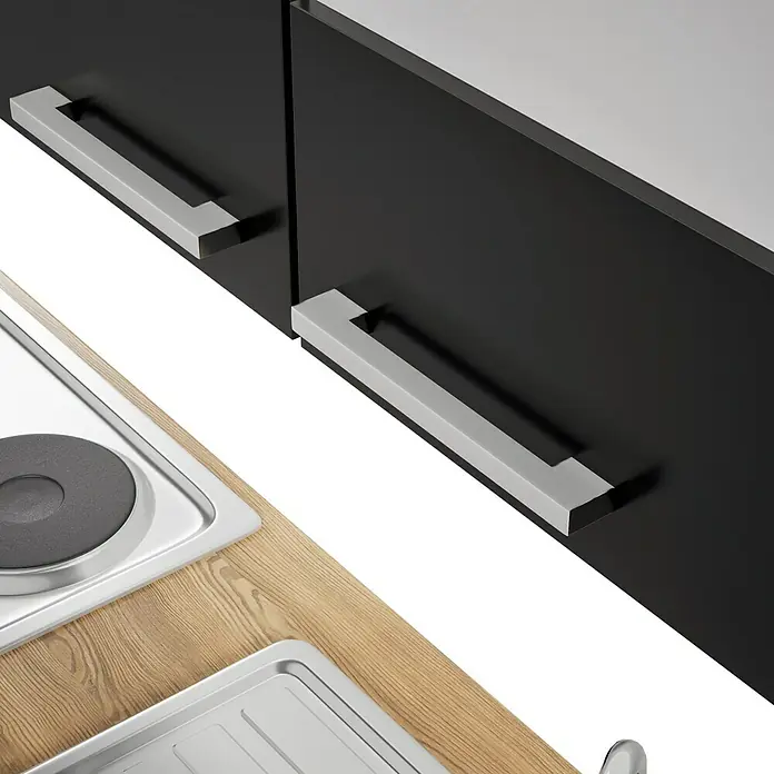 Respekta Küchenzeile Malia - Breite: 270 cm, Schwarz, Mit Elektrogeräten, Dekor Arbeitsplatte: Holzoptik, Volumen Backofen: 58 l - Detailansicht einer modernen Küchenzeile mit schwarzen Schränken und Edelstahlgriffen, Spüle und Kochfeld.