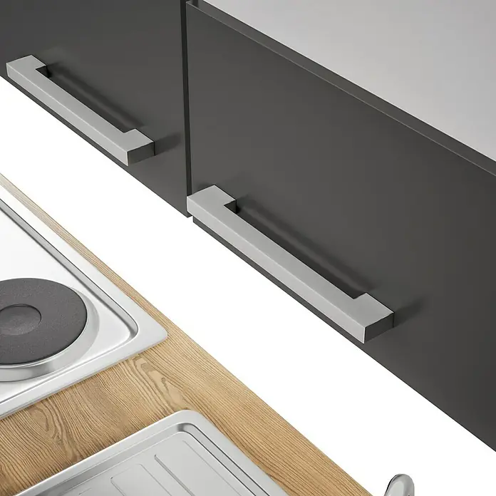 Respekta Küchenzeile Malia - Breite: 270 cm, Grau, Mit Elektrogeräten, Dekor Arbeitsplatte: Holzoptik, Volumen Backofen: 58 l - Küchenansicht mit Spüle, Herd und grauen Schränken mit silbernen Griffen, die eine moderne und funktionale Ästhetik bieten.
