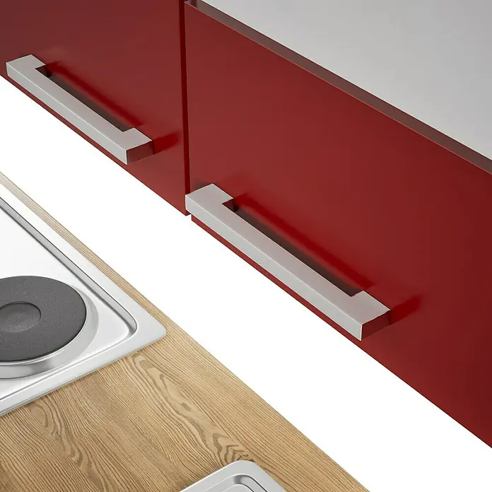 Respekta Küchenzeile Malia - Breite: 280 cm, Rot, Mit Elektrogeräten, Dekor Arbeitsplatte: Holzoptik, Volumen Backofen: 58 l - Detailansicht einer modernen Küche mit roten Schränken, silbernen Griffen und einer Spüle in Holznachbildung.