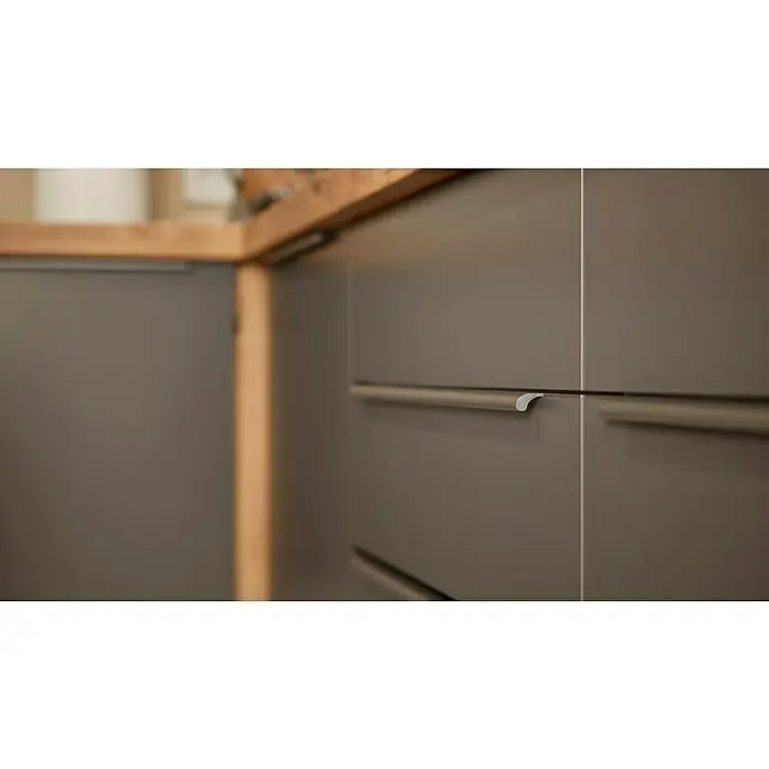 BAUHAUS Winkelküche Sandra - B x T: 280 x 170 cm, Grau, Matt, Farbe Korpus: Artisan Eiche, Mit Elektrogeräten - Die modernen grauen Küchenschränke sind mit schlichten, horizontalen Griffen versehen, die das minimalistische Design unterstreichen.